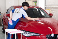 ボディーの汚れや脂分を落としたら、1層目の高密度ガラス被膜を施工。さらにその上に、EXキーパーの要といえる有機レジン被膜「VP326」を施す作業を行う。