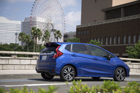 マイナーチェンジ版「フィット」は、2017年6月30日に販売が開始された。同年7月9日の時点で約1万3000台を受注しており、その内訳はハイブリッドモデルが54%、ガソリンモデルが46%だという。