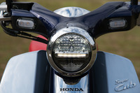 ヘッドランプは現代的なLED式。ライトの色はホワイトとなる。