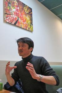 インタビューが2時間を経過したところで、話題は“日本のカーマニアの特殊性”へと移る。いちカーマニアとして、日ごろ感じている疑問を投げかける清水草一氏。