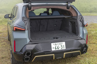 荷室の容量は527~1820リッター。床下にプラグインハイブリッドシステムのコンポーネンツが積まれているため、床面がだいぶ高い。