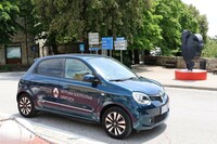 キャンティ・クラシコ・ワインのシンボルである「黒い鶏」像とともに。15インチホイールは、2種あるアルミのうちの「アルタナ」というデザインのほうを履いていた。車体側面には「無料代車」のカッティングシートが貼られている。