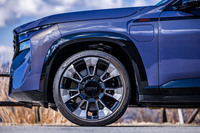 「XMレーベル」には、「Mライトアロイホイール スタースポーク スタイリング923Mバイカラー」と呼ばれるジェットブラックの23インチホイールが標準で装備される。今回の試乗車はフロント:HL275/35R23、リア:HL315/30R23サイズの「ピレリPゼロ」タイヤを組み合わせていた。