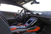 カーボンパーツとアルカンターラで仕立てられた「ウラカンSTO」のインテリア。鮮やかな差し色が目を引く。