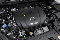 日本ではこれが初登場となる2.5リッターの「SKYACTIV-G2.5」。最高出力188ps/5700rpm、最大トルク25.5kgm/3250rpmという数値は、2リッターガソリン車をそれぞれ33ps、5.5kgm上回る。