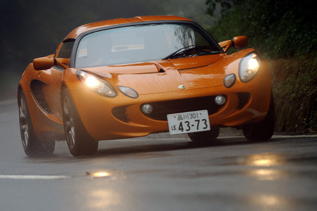 【スペック】全長×全幅×全高=3800×1720×1130mm/ホイールベース=2300mm/車重=903kg/駆動方式=MR/1.8リッター直4DOHC16バルブスーパーチャージャー付き(220ps/8000rpm、21.6kgm/5000rpm)/価格=680.0万円(テスト車=813万5800円/ツーリングパック=39万7000円/ハードトップ=39万2800円/プレミアムペイントI(バーントオレンジ)=54万6000円)