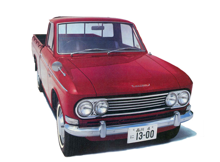 1966年のマイナーチェンジでヘッドライトが4灯式となり、より「ブルーバード」の雰囲気に近づいた「ダットサン・トラック」。ブルーバードより85mm広い1575mmの全幅のおかげでバランスよく見える。