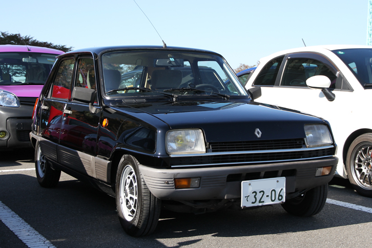 初代「ルノー5(サンク)」。これは後から加えられた5ドアだが、当初はフランス製小型車では珍しい3ドアハッチバックのみだった。