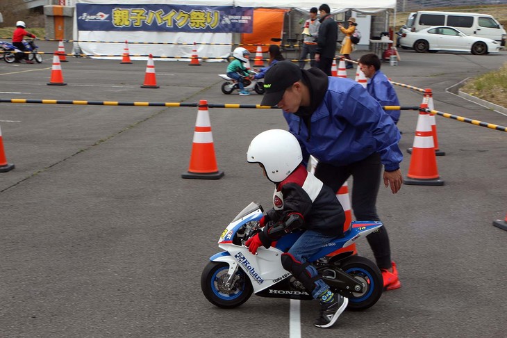 「MFJ親子バイク祭り」のキッズ試乗会は、5歳から小学生の子供を対象にした、エンジン付きミニバイクの試乗プログラムだ。これがバイク初体験の子供も多く、最初はよろよろ走っていたものの、すぐにコツをつかんでライディングを楽しんでいた。試乗するミニバイクは、レーサーやモトクロスなど3タイプが用意されていた。