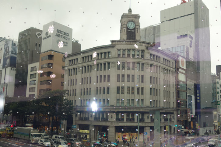 ニッサン クロッシング2階からの眺め。時計塔で名高い銀座・和光の正面に位置している。