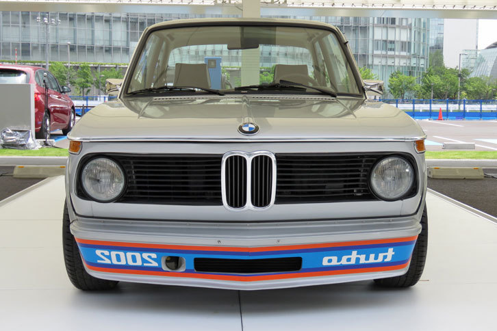 エアダムスカートに描かれた「turbo」のロゴが、前方を走るクルマのバックミラーから見ると、そう読めるよう鏡面文字になっている。