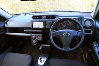 各種のスイッチや操作レバーを大きくデザインしたコックピット。良好な視認性と、小物入れを豊富に用意した実用性の高さの両立が果たされている。