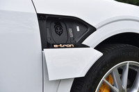 ボディーの右フェンダーには、交流200Vの普通充電に対応するソケットを配置。8kWの充電器を使用した場合、満充電に要する時間は約11時間となる。