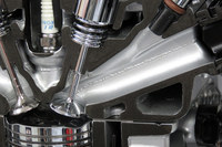 新型エンジン(自然吸気)のインテークポート。燃焼室内でタンブル流が起きやすいよう、バルブに対して角度が寝かされている点も特徴。