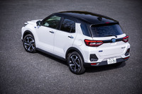 今回の試乗車両は、オプションのツートンボディーカラー「ブラックマイカメタリック×シャイニングホワイトパール」(7万7000円)をまとっていた。これを含め「ロッキー プレミアムG HEV」には11種類の外板色が設定されている。