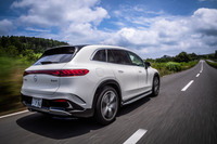 「AIRMATIC」によるセルフレベリング機構を搭載。「コンフォート」と「スポーツ」モードでは110km/h以上の高速走行時に10mmまたは15mm車高を下げ、空気抵抗を低減し操縦安定性を高める。60km/h以下ではスイッチ操作により、車高を25mm上げることもできる。