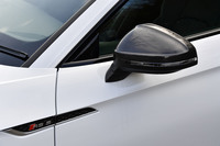 カーボン製のエクステリアミラーハウジングは、オプションの「カーボンスタイリングパッケージ」に含まれるアイテム。前後のリップスポイラーやリアスポイラー、サイドスカートなども同じくカーボン製となる。