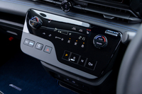 タッチスイッチ式のシフトセレクターはエアコンなどとともにピアノブラックのパネルにまとめてレイアウトされている。右上に「AUTECH SPORTS SPEC TUNED BY NMC」の小さなバッジが貼られている。