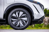 今回の試乗車は、標準装備の樹脂加飾付き19インチアルミホイールに、235/55R19サイズの「ブリヂストン・アレンザ001」タイヤを組み合わせていた。