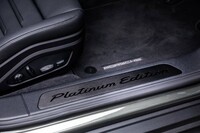 サイドシルは「Platinum Edition」ロゴ入りのブラッシュアルミニウムドアエントリーガードで飾られている。
