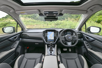 インストゥルメントパネルのデザインは従来型「レヴォーグ」に準じたもので、大きな変更はない。写真のアッシュ内装色とカッパーステッチは「レヴォーグ レイバック」専用のコーディネートとなる。