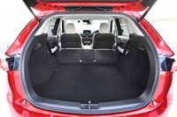 荷室の容量は5人乗車時で505リッター。後席を先方に倒すことで容量拡大が可能だが、写真のようにフロア面はフルフラットにはならない。