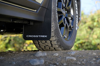 車体を泥やはね石から守るマッドフラップ。こうした用品の装着が必要となるため、「クロストレック ウィルダネスエディション」の購入には、工賃6万2920円が必要だった。