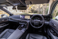 12.3インチの大型センターディスプレイとメーターパネルを組み合わせ、一体感が表現されたコックピットデザインも新型「ミライ」の注目ポイント。14個のスピーカーを配置する「JBLプレミアムサウンドシステム」が「Z」グレードに標準装備されている。