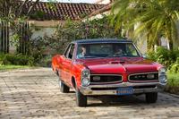 「ポンティアックGTO」
1964年にデビュー。小型車の「テンペスト」をベースにしていたが、フルサイズモデル用の6.4リッターV8エンジンを搭載して高性能モデルに仕立てた。映画に登場するのは初代モデル。