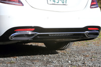 マフラーエンドは左右振り分け式。両サイドを連結するクロームのドレスアップで個性を主張する。