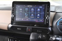 販売店オプションのナビゲーションシステムは9インチの大画面。日産が提供する各種オンラインサービスにも対応する。