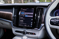 「V90リチャージプラグインハイブリッドT8 AWD」には、「ハイブリッド」「パワー」「ピュア」「コンスタント4WD」の4つの走行モードが用意されている。画面はハイブリッドモード選択時の様子。