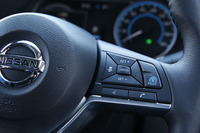 先進運転支援システム「プロパイロット」は、全車に標準装備される。写真は、ステアリングホイールのスポーク上に備わる操作スイッチ。