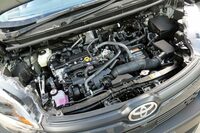 新型「トヨタ・シエンタ」のエンジンは、ハイブリッド車(写真)も純ガソリンエンジン車も1.5リッターの直列3気筒。優れたエネルギー効率を実現しているものの、直列4気筒ユニットよりもエンジンノイズが意識されることがある。