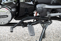 トランスミッションのシフトペダルはシーソー型で、前のレバーをつま先でけり上げるだけでなく、後ろのレバーをカカトで踏むことでもシフトアップできる。