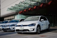 試乗会場に並べられた「e-ゴルフ」。ボディーカラーは「ピュアホワイト」のみが設定される。