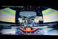 カットモデルの下に搭載された9軸のアクチュエーター。これが車体のリアルな動きを再現している。