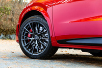 タイヤサイズは235/45の19インチで、コンチネンタルの最新フラッグシップタイヤ「スポーツコンタクト7」を履く。