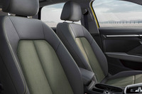 「アウディA3」にイエロー内装が目を引く限定車の画像