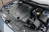 「スカイアクティブX 2.0」エンジンはがっちりとカバーで覆われて搭載される。カバーはエンジンユニットの下部まで回り込んでおり、静粛性を高めるとともに、内部の温度を下げない=圧縮着火に入りやすくする効果があるという。