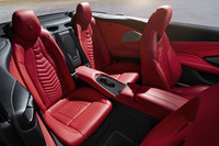 後席にも立派なヘッドレストが備わっており、いったん収まってしまえば大人でもきちんと座れる。左右のシート間にはソナス・ファベールのサブウーファーが搭載される。