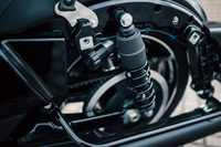 リアサスペンションはプリロード調整機能付きのツインショック。トラベル量を3インチ増すことで、快適性を向上させている。