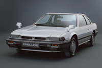1982年に登場した2代目「ホンダ・プレリュード」。ロー&ワイドなデザインは女性ウケもよく、“デートカー”として一世を風靡(ふうび)した。