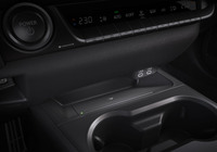 充電用USBコネクター(Type-C)をコンソール前方に2個新たに設定。おくだけ充電のスペースも拡大されている。