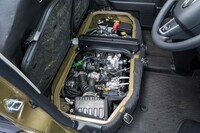 「ハイゼット」や「アトレー」は、乗用のモデルとは異なりエンジンが縦置きだ。このためにCVTを開発してくれたダイハツの心意気に、拍手。