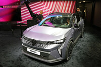 「ルノー・セニックE-Techエレクトリック」。新型はBEVオンリーで、 最大出力220cv(160 kW)のモーターを搭載。航続距離は620km以上とされている(WLTPモード)。