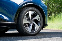 標準のタイヤサイズは、前が235/65R18、後ろが255/60R18だが、「S lineパッケージ」を選択すると、それぞれ255/50R20、285/45R20というサイズになる。