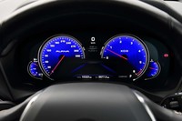アルピナ伝統のブルーで彩られるフルカラーデジタルメーターパネル。赤い指針がアクセントとなっている。