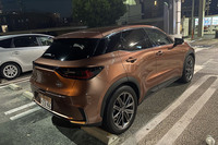 「レクサスLBX」のボディーサイズは全長×全幅×全高=4190×1825×1545mmで、ホイールベースは2580mm。ベースとなった「ヤリス クロス」よりもホイールベースは20mm長い。写真のボディーカラーは16万5000円の有償色となる「ソニックカッパー」。