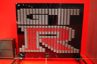 NISMO大森ファクトリーの店内には、ミニチュアカーでつくられた「GT-R」のオブジェが置かれている。